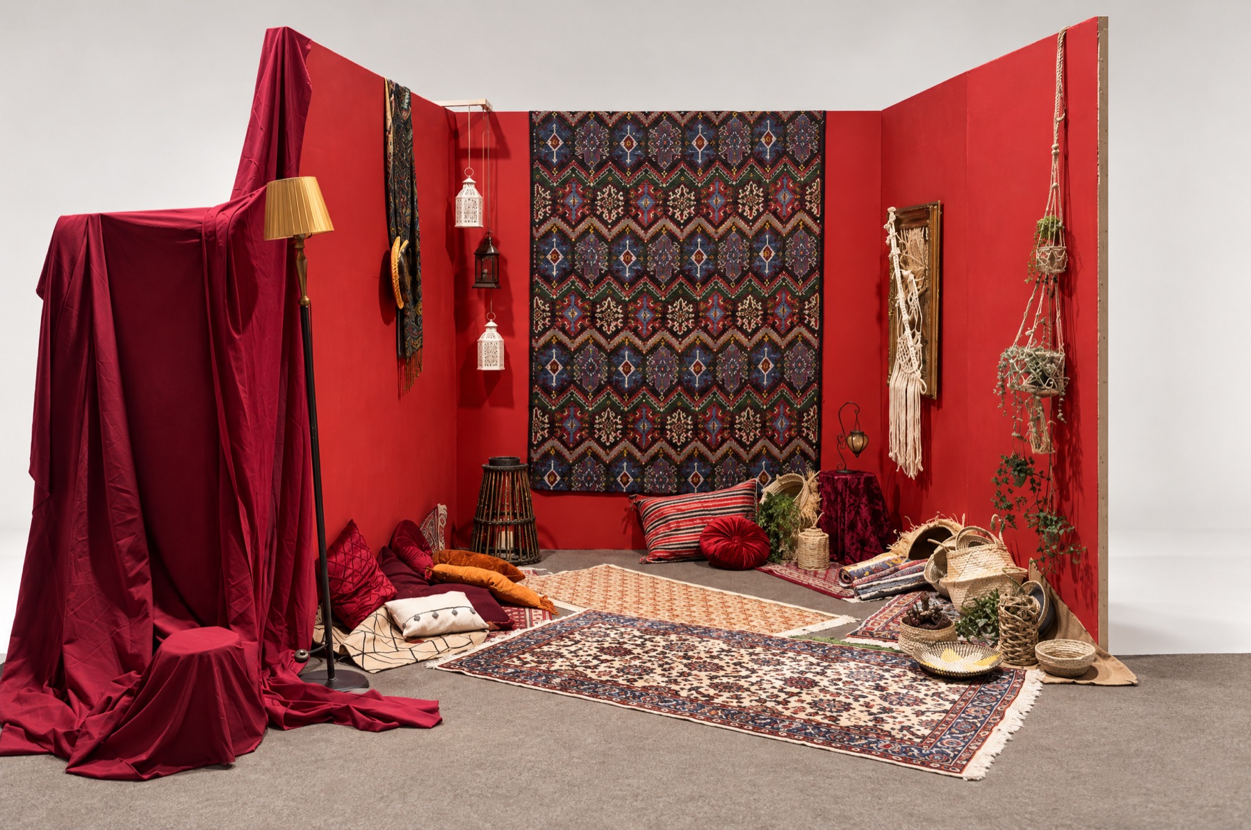 A set with rugs, textiles and lanterns